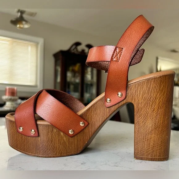 Like New Limelight Women’s Platform Sandal - Picture 2 of 14